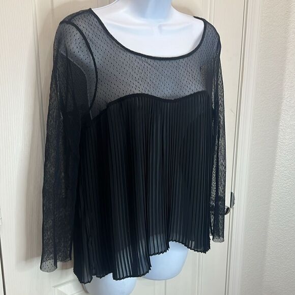 BCBG Generation Top Medium Black Scoop Neck Sheer Pleated Raw Hem Long Sleeve - Picture 2 of 11